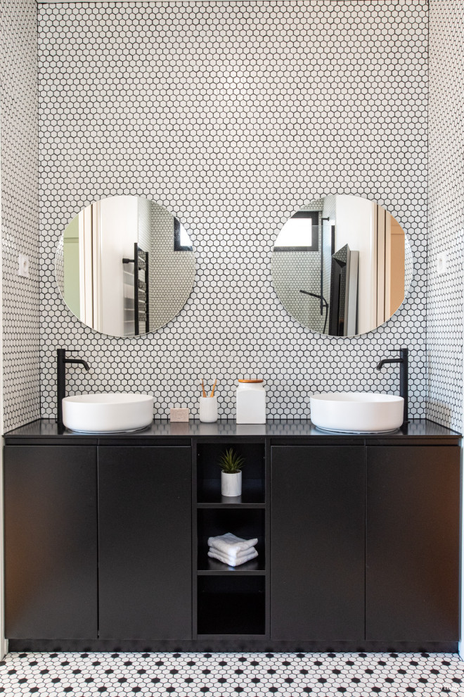 This is an example of a contemporary bathroom in Toulouse.
