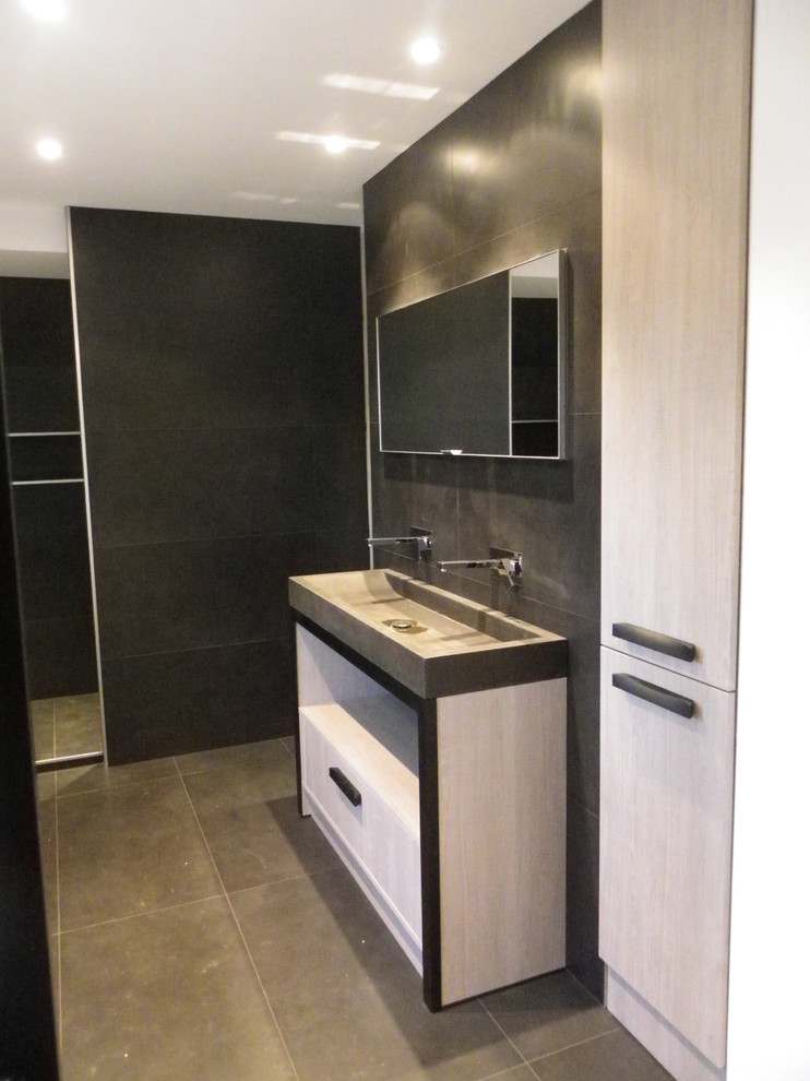 Design ideas for a medium sized urban ensuite bathroom in Le Havre with a trough sink, light wood cabinets, concrete worktops, a built-in bath, a built-in shower, black tiles, ceramic tiles, black walls and ceramic flooring.