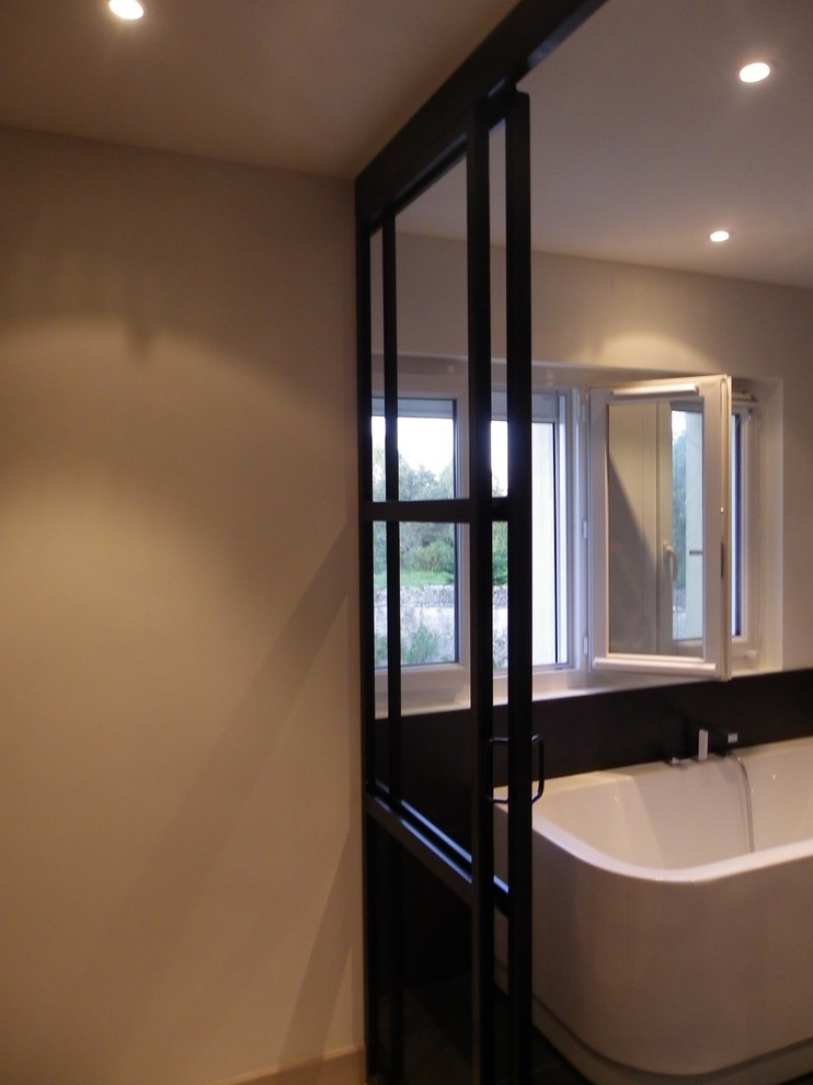 Imagen de cuarto de baño principal industrial de tamaño medio con ducha a ras de suelo, baldosas y/o azulejos negros y paredes negras