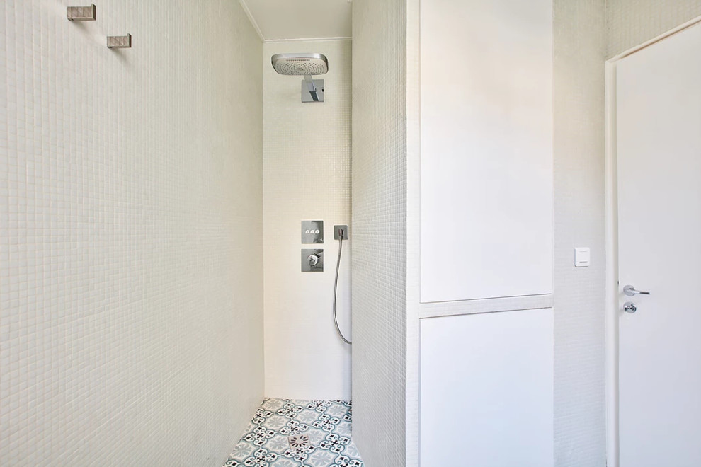 На фото: маленькая ванная комната в современном стиле с белой плиткой, плиткой мозаикой, накладной раковиной, синим полом, белыми фасадами, душем без бортиков, инсталляцией, белыми стенами, полом из цементной плитки, душевой кабиной, открытым душем, фасадами с утопленной филенкой, тумбой под одну раковину и встроенной тумбой для на участке и в саду с