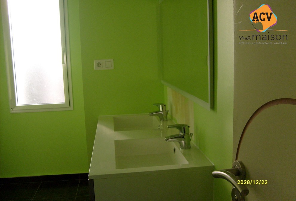 Inspiration for a modern bathroom in Nantes with green walls and a trough sink.