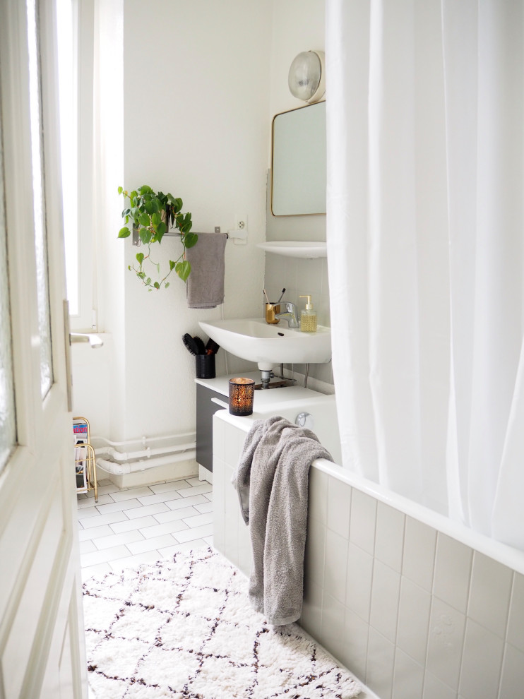 Idéer för små funkis en-suite badrum, med släta luckor, ett undermonterat badkar, grå kakel, vita väggar, vitt golv och med dusch som är öppen