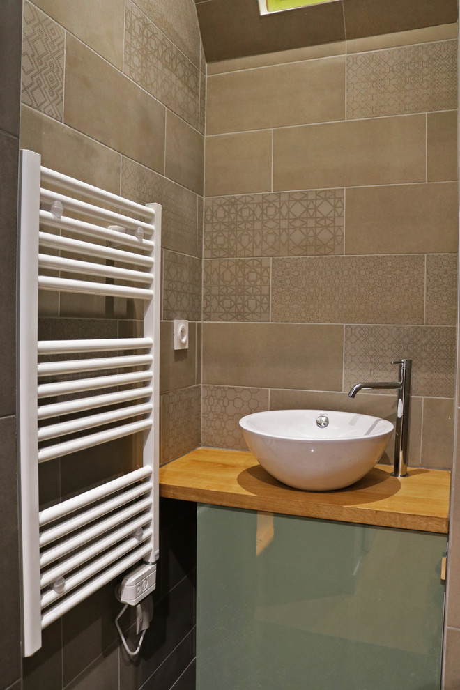 Kleines Modernes Duschbad mit Kassettenfronten, grünen Schränken, Duschnische, braunen Fliesen, Terrakottafliesen, brauner Wandfarbe, Keramikboden, Einbauwaschbecken, Waschtisch aus Holz, braunem Boden und offener Dusche in Bordeaux