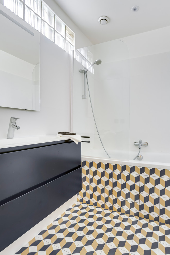 Diseño de cuarto de baño principal contemporáneo pequeño con bañera encastrada sin remate, paredes blancas, suelo de azulejos de cemento y suelo multicolor