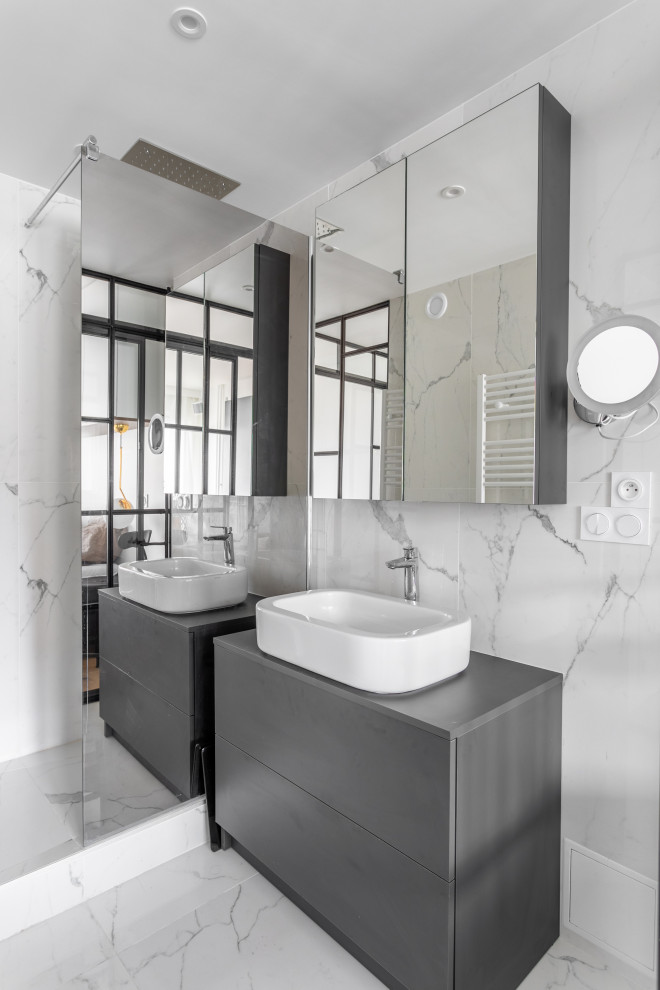 Idéer för att renovera ett mellanstort funkis grå grått en-suite badrum, med släta luckor, grå skåp, grå kakel, ett fristående handfat och grått golv