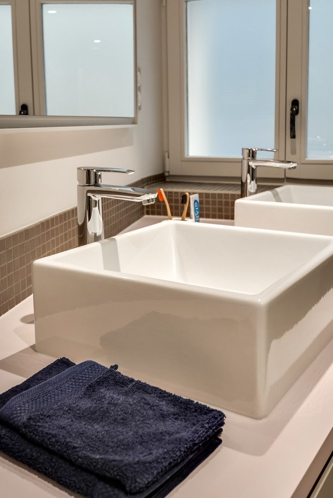 Ispirazione per una piccola stanza da bagno con doccia design con ante a filo, ante beige, doccia a filo pavimento, piastrelle beige, piastrelle in ceramica, pareti beige, pavimento con piastrelle in ceramica e lavabo da incasso