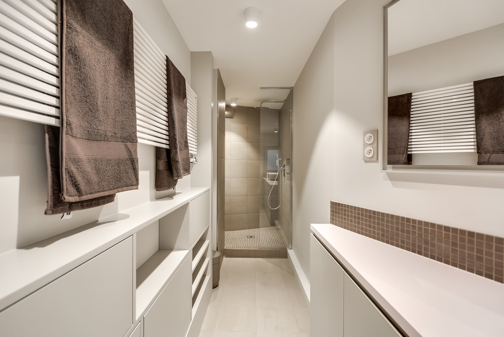 Exempel på ett mellanstort modernt badrum med dusch, med en dusch i en alkov, brun kakel, mosaik, vita väggar, luckor med profilerade fronter, grå skåp, klinkergolv i keramik och ett nedsänkt handfat
