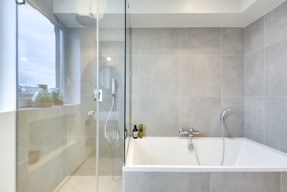 Inredning av ett modernt mellanstort en-suite badrum, med ett undermonterat badkar, en kantlös dusch, grå kakel, keramikplattor, grå väggar, marmorgolv, ett nedsänkt handfat och träbänkskiva