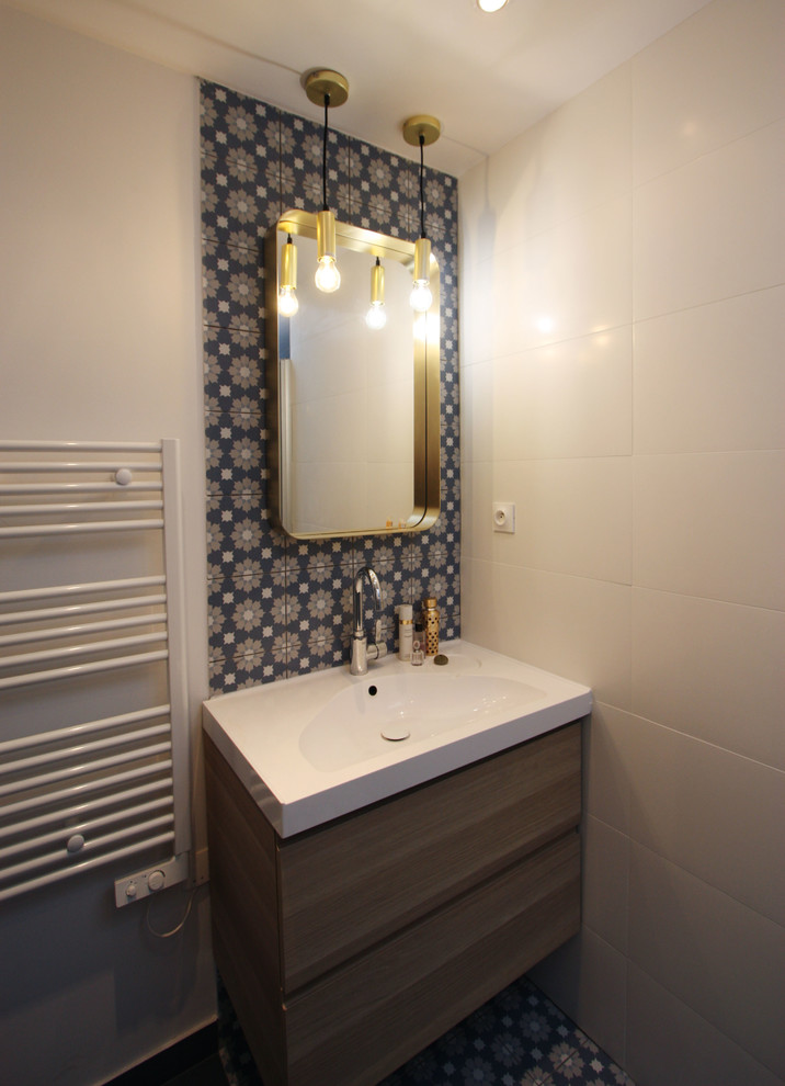 Immagine di una stanza da bagno padronale scandinava con doccia ad angolo, piastrelle blu, piastrelle in ceramica, lavabo sospeso, pavimento blu e porta doccia a battente