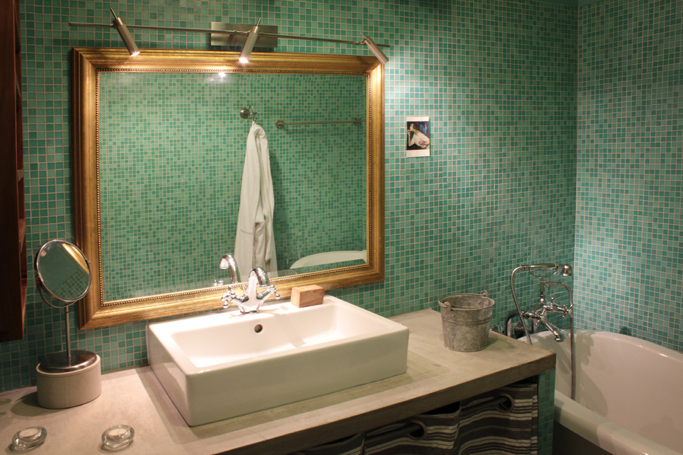 На фото: главная ванная комната среднего размера в стиле ретро с открытыми фасадами, ванной на ножках, раздельным унитазом, зеленой плиткой, плиткой мозаикой, зелеными стенами, полом из керамической плитки, накладной раковиной и столешницей из бетона с