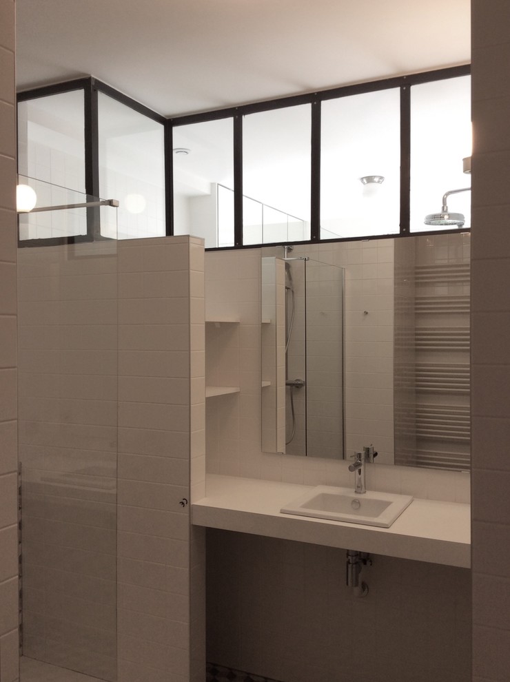 Idee per una grande stanza da bagno padronale minimal con ante di vetro, ante bianche e top in legno