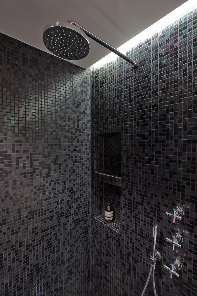 Источник вдохновения для домашнего уюта: ванная комната в стиле модернизм с фасадами с декоративным кантом, белыми фасадами, душем без бортиков, раздельным унитазом, черной плиткой, плиткой мозаикой, белыми стенами, полом из мозаичной плитки, душевой кабиной, монолитной раковиной и столешницей из искусственного камня