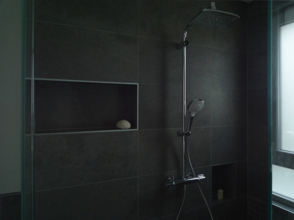 This is an example of a medium sized modern ensuite bathroom in Paris with beaded cabinets, beige cabinets, a built-in shower, a wall mounted toilet, grey tiles, mosaic tiles, grey walls, ceramic flooring, a trough sink, tiled worktops, grey floors and an open shower.
