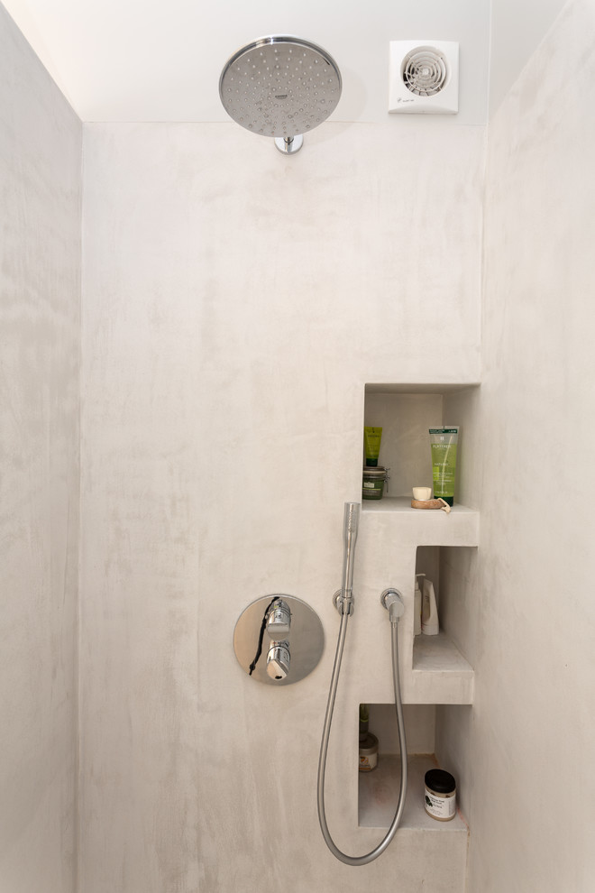 Cette photo montre une salle de bain principale éclectique de taille moyenne avec un mur blanc, parquet clair, un sol beige, un placard sans porte, des portes de placard grises, une douche à l'italienne, WC séparés, un carrelage gris, une vasque, un plan de toilette en béton et un plan de toilette gris.