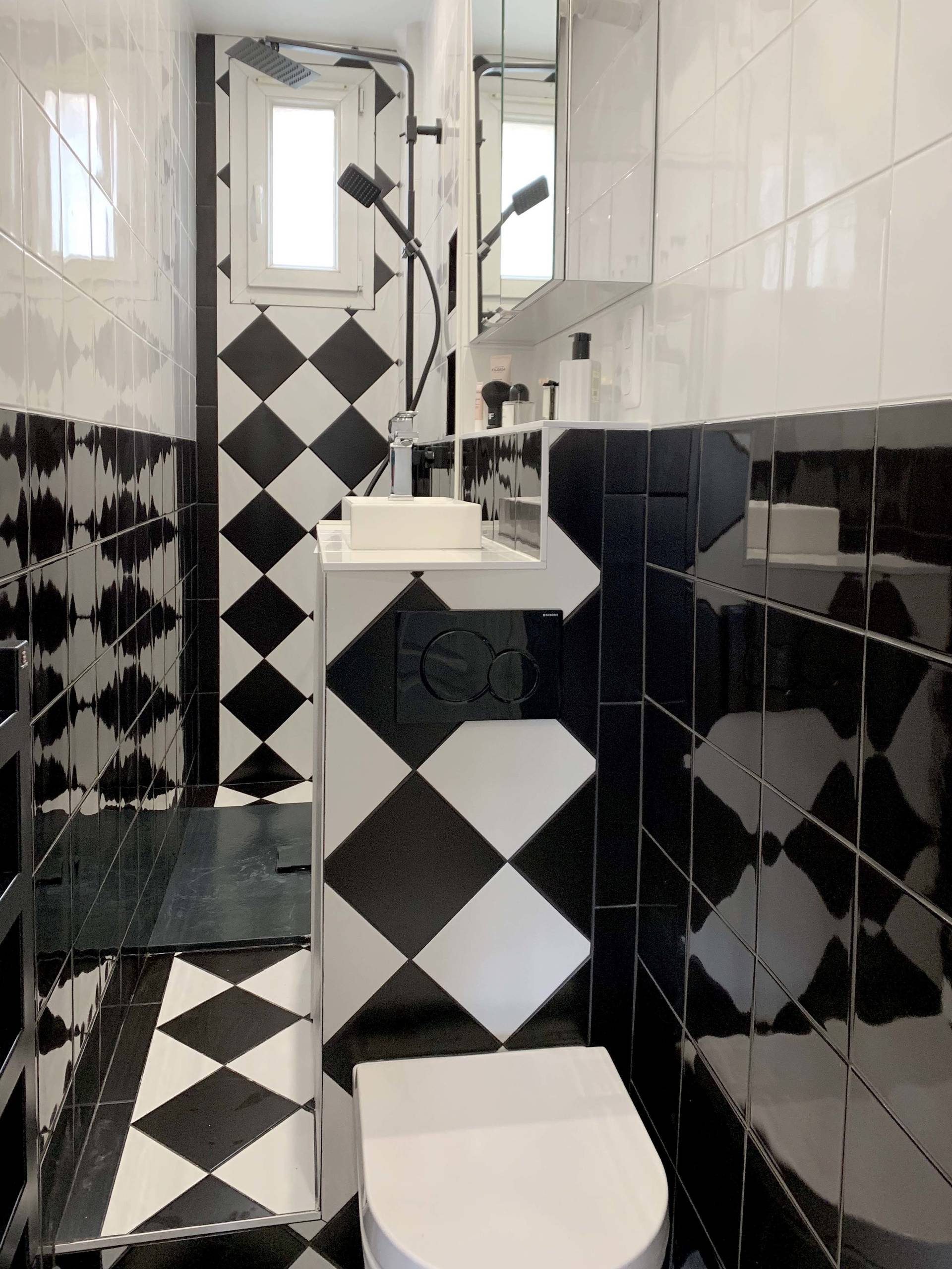 Peinture salle de bain - 80 photos qui vont vous faire craquer  Carrelage  noir et blanc, Salle de bains moderne, Idée salle de bain