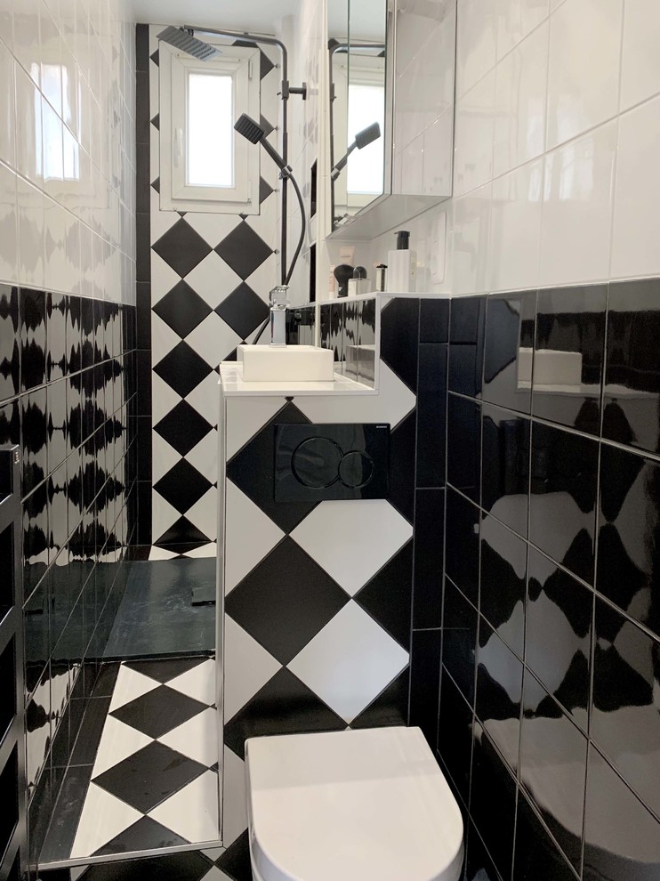 Пример оригинального дизайна: маленькая ванная комната в современном стиле с душем без бортиков, инсталляцией, черно-белой плиткой, керамической плиткой, душевой кабиной, открытым душем, настольной раковиной, черным полом и белой столешницей для на участке и в саду
