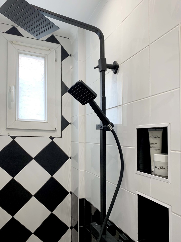Modelo de cuarto de baño tradicional renovado pequeño con ducha a ras de suelo, sanitario de pared, baldosas y/o azulejos blancas y negros, baldosas y/o azulejos de cerámica, aseo y ducha y ducha abierta