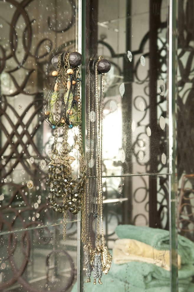 Inspiration for an eclectic bathroom in Paris.