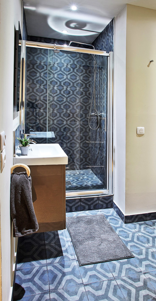 Пример оригинального дизайна: главная ванная комната среднего размера в современном стиле с фасадами с декоративным кантом, бежевыми фасадами, душем без бортиков, синей плиткой, керамической плиткой, белыми стенами, полом из цементной плитки, раковиной с несколькими смесителями, столешницей из ламината, синим полом и душем с распашными дверями
