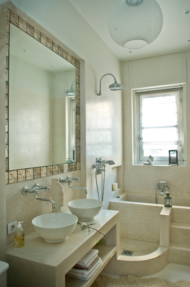 Idéer för mellanstora vintage en-suite badrum, med öppna hyllor, beige skåp, ett undermonterat badkar, en öppen dusch, beige väggar, ett fristående handfat och med dusch som är öppen