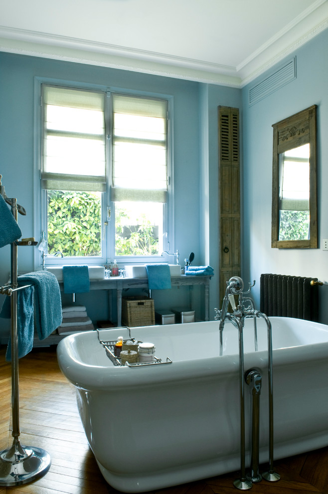 Стильный дизайн: большая ванная комната в стиле фьюжн с отдельно стоящей ванной, бежевыми стенами, светлым паркетным полом, накладной раковиной и бежевым полом - последний тренд
