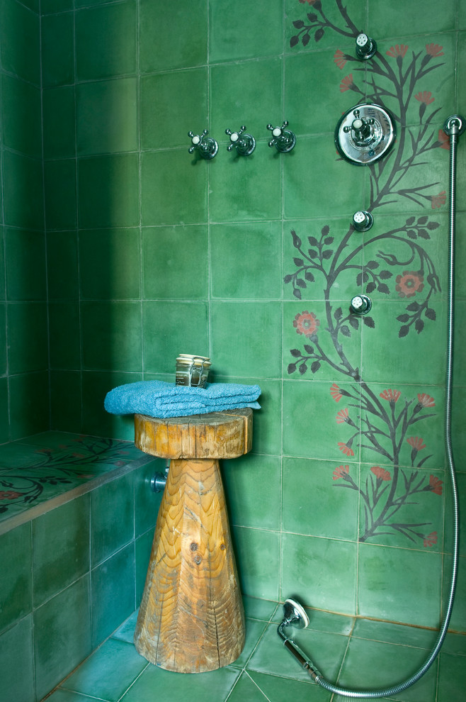 Idee per una grande e in muratura stanza da bagno bohémian con vasca freestanding, doccia aperta, pareti beige, parquet chiaro, lavabo da incasso, pavimento beige e doccia aperta