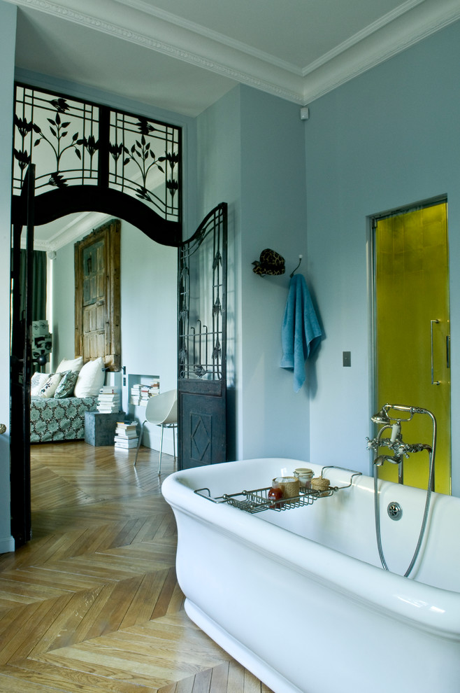 Inspiration för stora eklektiska badrum, med ett fristående badkar, beige väggar, ljust trägolv och beiget golv