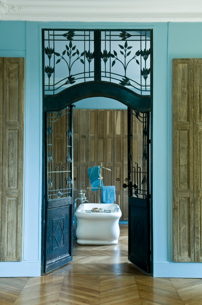 Esempio di una grande stanza da bagno padronale boho chic con vasca freestanding, pareti beige, parquet chiaro e pavimento beige