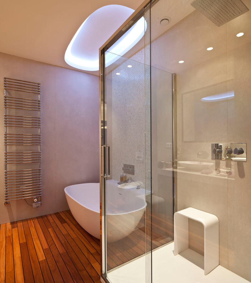 Inspiration for a medium sized contemporary ensuite bathroom in Lyon with a freestanding bath, a corner shower, beige walls and medium hardwood flooring.