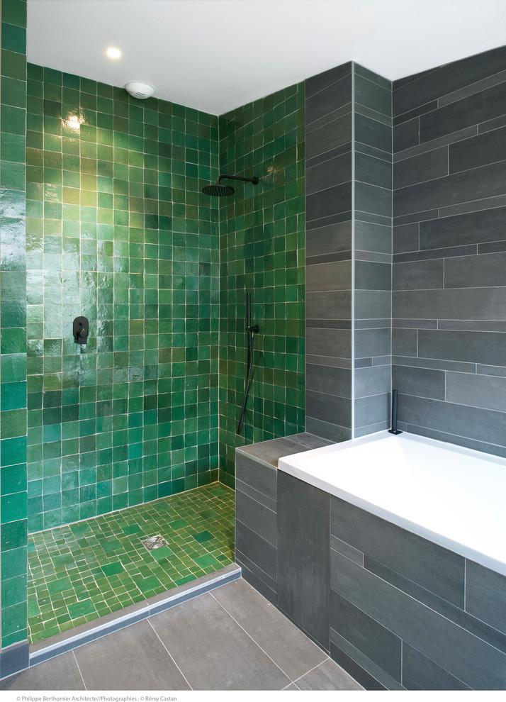 Пример оригинального дизайна: главная ванная комната среднего размера в современном стиле с душем в нише, серой плиткой, зеленой плиткой, серыми стенами и накладной ванной