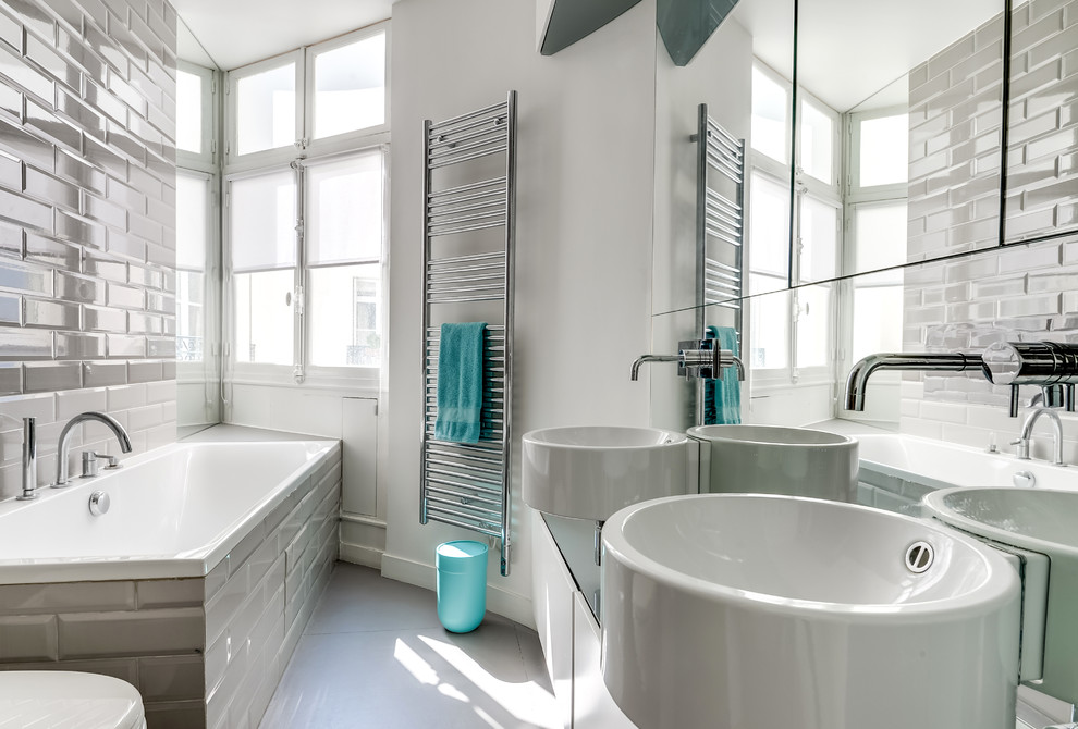 Пример оригинального дизайна: главная ванная комната среднего размера в современном стиле с белыми фасадами, накладной ванной, душем над ванной, бежевой плиткой, белой плиткой, плиткой кабанчик, белыми стенами и настольной раковиной