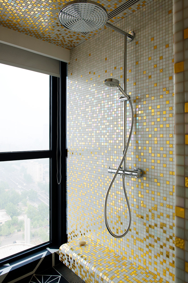 Источник вдохновения для домашнего уюта: большая ванная комната в современном стиле с фасадами цвета дерева среднего тона, мраморной столешницей, отдельно стоящей ванной, открытым душем, черной плиткой, разноцветными стенами и полом из мозаичной плитки