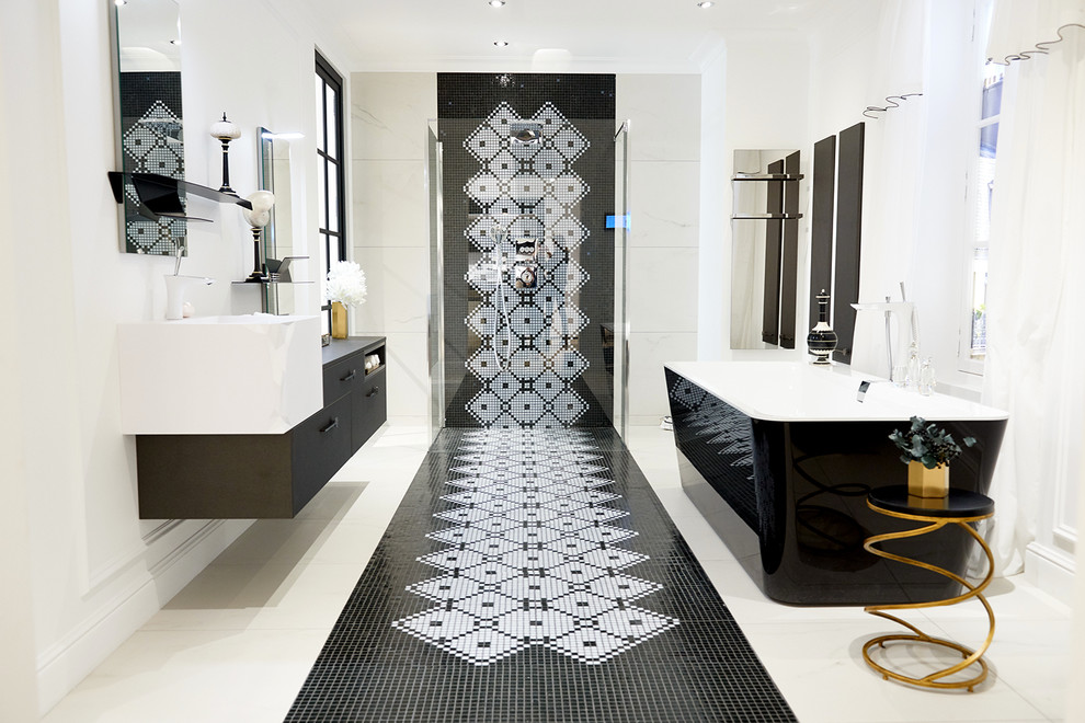 Inspiration för mellanstora moderna en-suite badrum, med svarta skåp, ett fristående badkar, en kantlös dusch, svart och vit kakel, mosaik och vita väggar