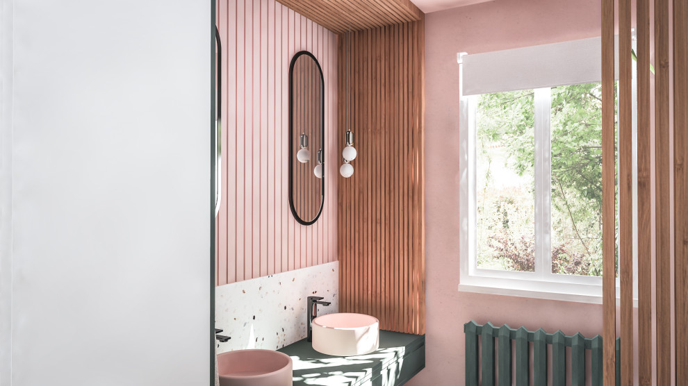 Пример оригинального дизайна: маленькая ванная комната в стиле фьюжн с белыми фасадами, душем в нише, белой плиткой, мраморной плиткой, розовыми стенами, полом из терраццо, душевой кабиной, накладной раковиной, белым полом, душем с распашными дверями, тумбой под две раковины и кессонным потолком для на участке и в саду