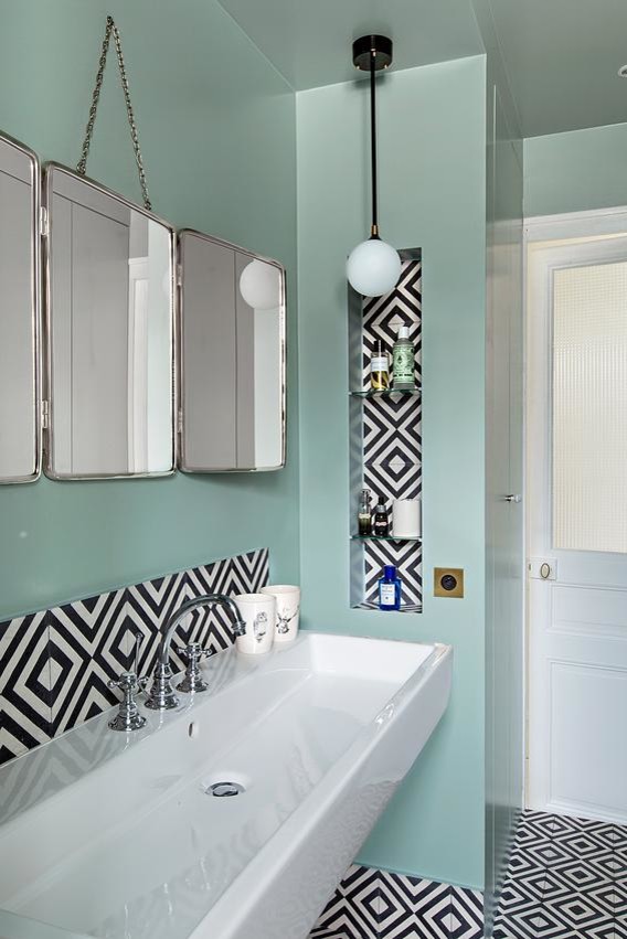 Diseño de cuarto de baño principal tradicional renovado con lavabo de seno grande, baldosas y/o azulejos de cemento, paredes azules y suelo de baldosas de cerámica