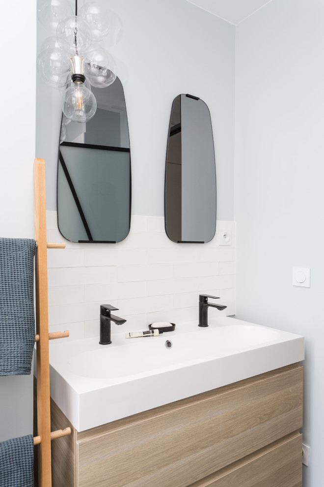 Cette photo montre une salle de bain principale tendance en bois clair de taille moyenne avec un placard à porte plane, une baignoire encastrée, une douche à l'italienne, des carreaux en allumettes, un mur gris, un sol en carrelage de céramique, un sol noir et un plan de toilette blanc.