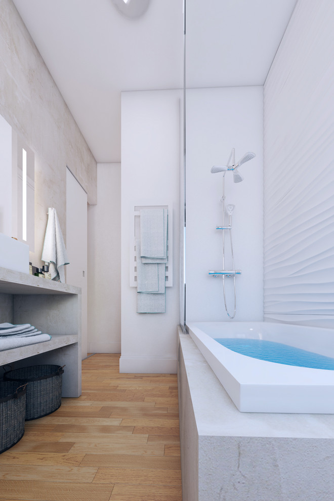 Aménagement d'une salle de bain contemporaine avec parquet clair.