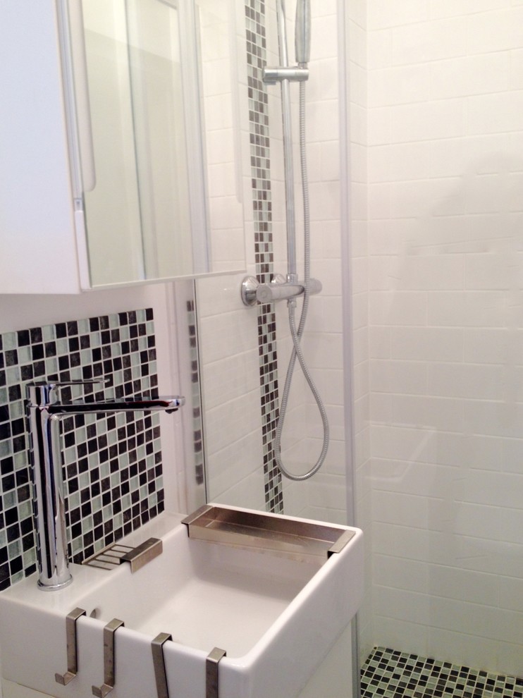 Inspiration pour une petite salle de bain principale design avec une douche à l'italienne, un carrelage noir, mosaïque, un mur blanc, un sol en carrelage de céramique, un sol gris et une cabine de douche à porte coulissante.