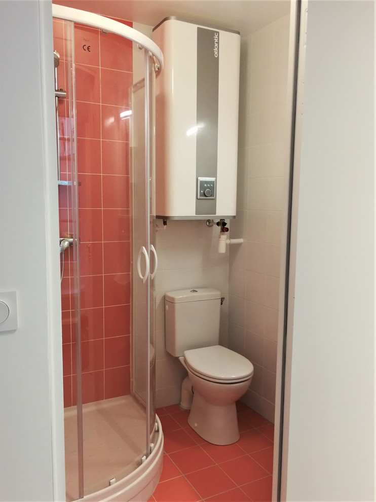 Exemple d'une petite salle d'eau tendance avec une douche d'angle, un sol en carrelage de céramique, un sol orange, une cabine de douche à porte coulissante, WC à poser, un carrelage orange, un mur blanc, un lavabo suspendu et meuble simple vasque.