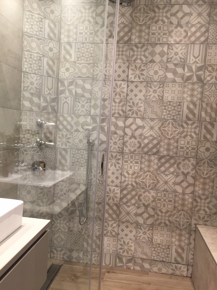 Kleines Mid-Century Duschbad mit bodengleicher Dusche, grauen Fliesen, Zementfliesen, grauer Wandfarbe, Keramikboden, Einbauwaschbecken, braunem Boden und Schiebetür-Duschabtrennung in Lyon