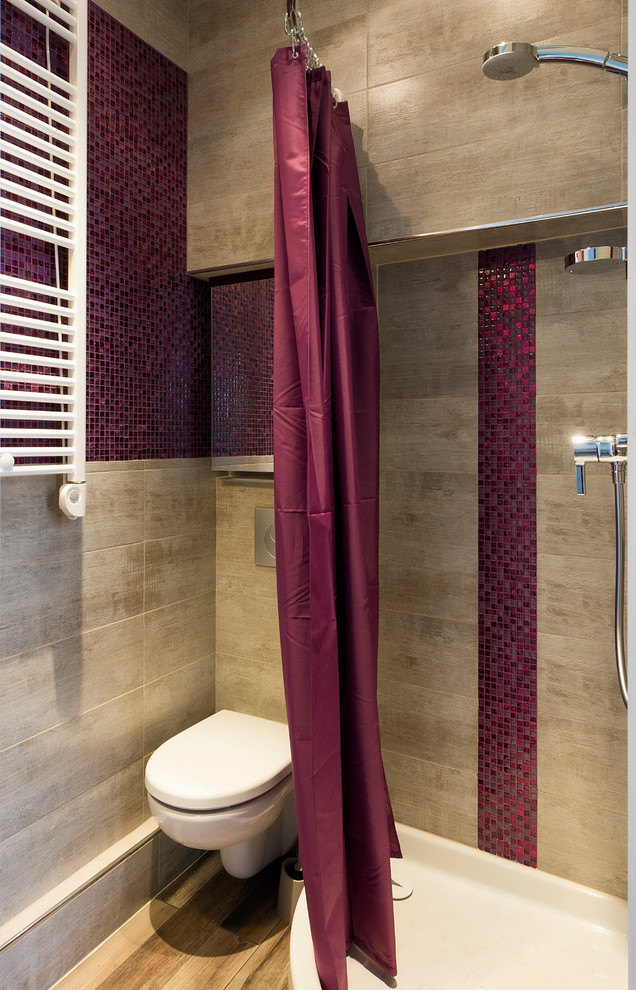 Cette image montre une petite salle d'eau design avec une douche d'angle, WC suspendus, un mur beige, un sol en bois brun et un carrelage marron.