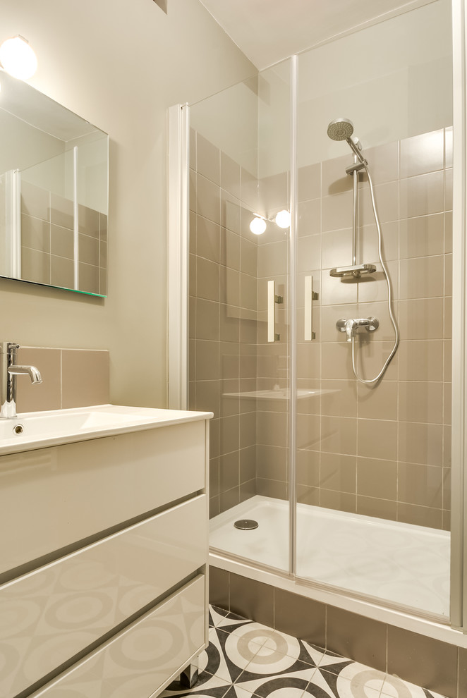 Foto di una stanza da bagno con doccia contemporanea di medie dimensioni con doccia alcova, piastrelle beige, piastrelle in ceramica, pareti beige, pavimento con piastrelle in ceramica, lavabo integrato, ante lisce e ante beige