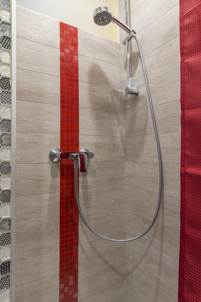 Idéer för att renovera ett litet funkis badrum med dusch, med en dusch i en alkov, röd kakel, mosaik, röda väggar, klinkergolv i keramik, beiget golv och dusch med duschdraperi