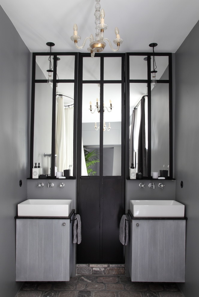 Свежая идея для дизайна: главная ванная комната среднего размера в стиле фьюжн с серыми фасадами, серыми стенами, полом из терракотовой плитки и настольной раковиной - отличное фото интерьера