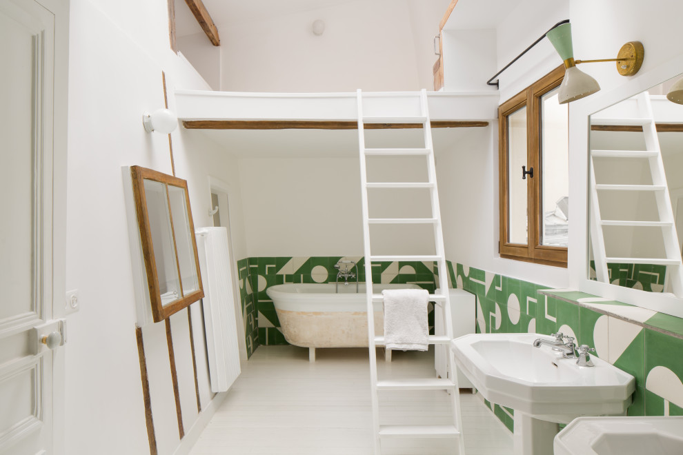 Foto di una stanza da bagno contemporanea con vasca con piedi a zampa di leone, piastrelle verdi, pareti bianche, pavimento in legno verniciato, lavabo a colonna, pavimento bianco e un lavabo