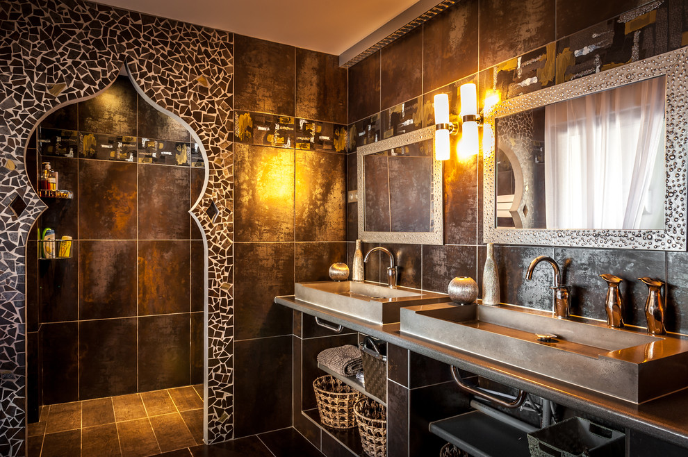 Immagine di una stanza da bagno con doccia mediterranea di medie dimensioni con lavabo a bacinella, nessun'anta, doccia alcova, piastrelle in ceramica, pavimento con piastrelle in ceramica e piastrelle marroni