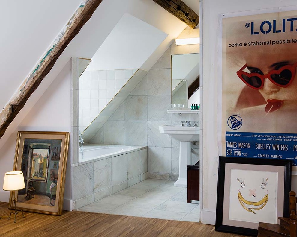 Foto di una stanza da bagno padronale contemporanea di medie dimensioni con vasca sottopiano, piastrelle grigie, lastra di pietra, pareti bianche e lavabo a colonna