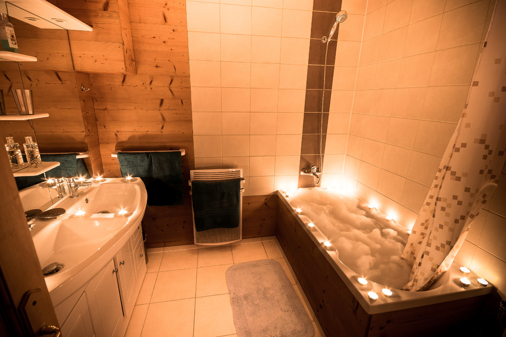 Ejemplo de cuarto de baño principal romántico pequeño con bañera encastrada, baldosas y/o azulejos beige, baldosas y/o azulejos de cerámica, paredes beige, suelo de baldosas de cerámica y lavabo tipo consola