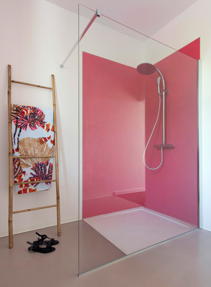 На фото: маленькая ванная комната в стиле модернизм с душем без бортиков, душевой кабиной, розовыми стенами, бетонным полом и бежевым полом для на участке и в саду с