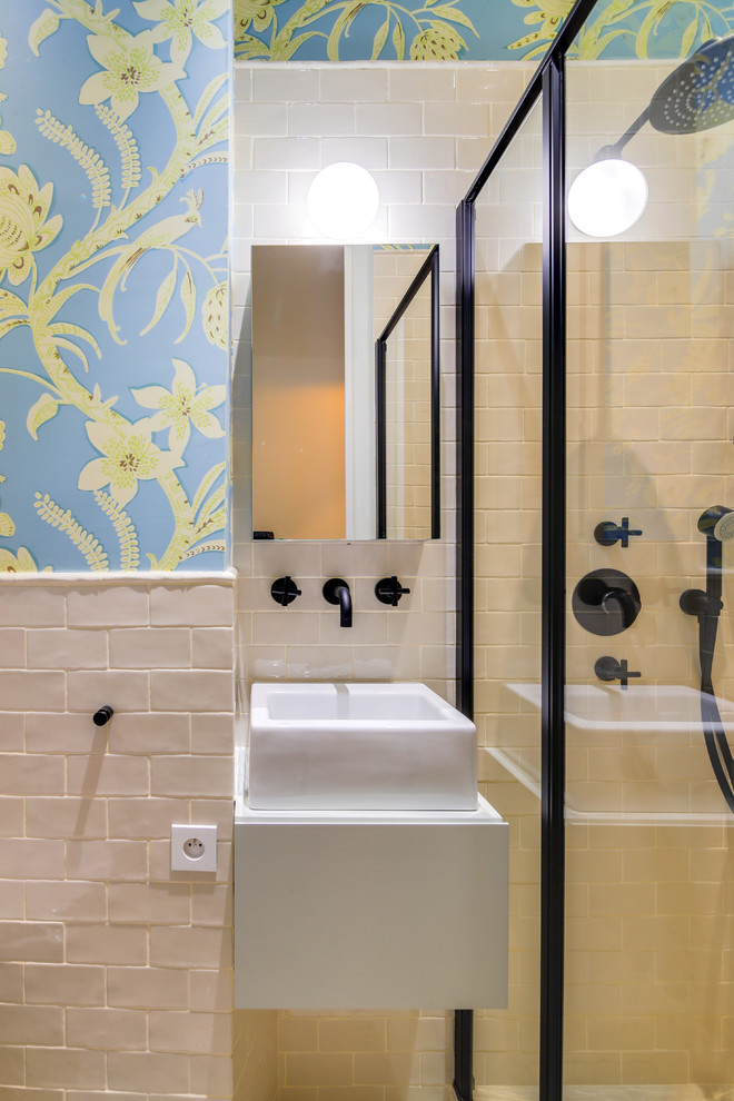 パリにある小さなコンテンポラリースタイルのおしゃれなマスターバスルーム (家具調キャビネット、白いキャビネット、バリアフリー、白いタイル、セラミックタイル、マルチカラーの壁、横長型シンク、タイルの洗面台、開き戸のシャワー) の写真